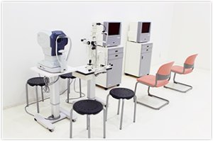 検査室:明るい雰囲気の検査室では通常の検眼、コンタクトレンズ、眼鏡の処方用の機械をそろえております。