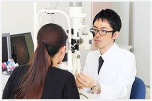 診察室:患者様にもご自身の眼の状態をモニターで説明しながら診療を行えます。