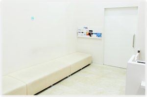 待合室:リラックスして待ち合い時間を過ごしていただける明るい雰囲気の待合室です。